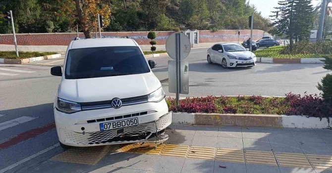 Kavşak sisteminde araçlar çarpıştı, şans eseri yaralanan olmadı