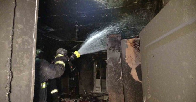 Anne ve 2 çocuğu yangından kurtuldu, odaları küle döndü