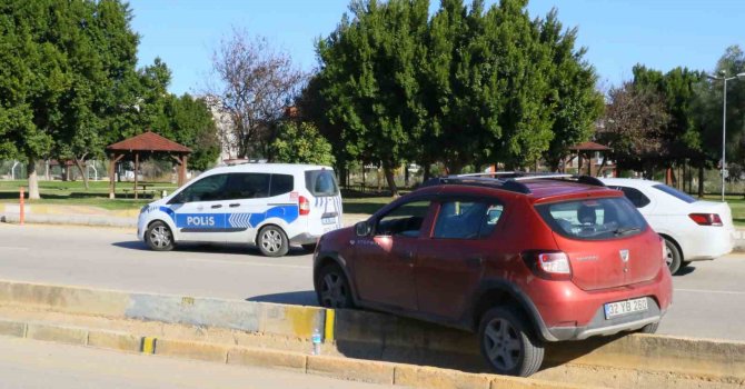 Direksiyon hakimiyetini kaybettiği araçtan yaralı olarak kurtuldu