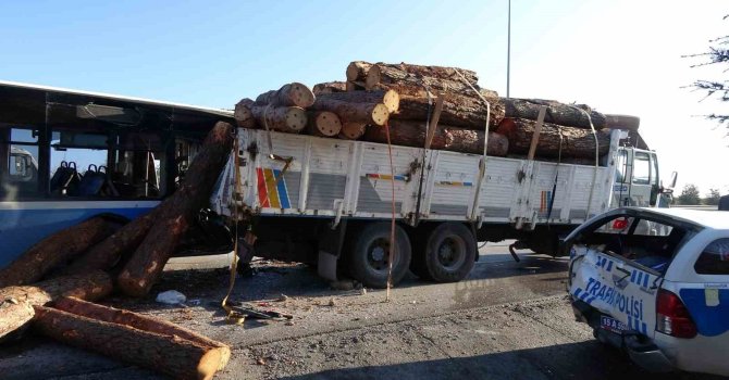 Kamyonun halk otobüsü ile çarpıştığı kazada yaralanan öğrenci: “Otobüsün dolu olduğu zamana denk gelseydi yaralı sayısı daha fazla olurdu”