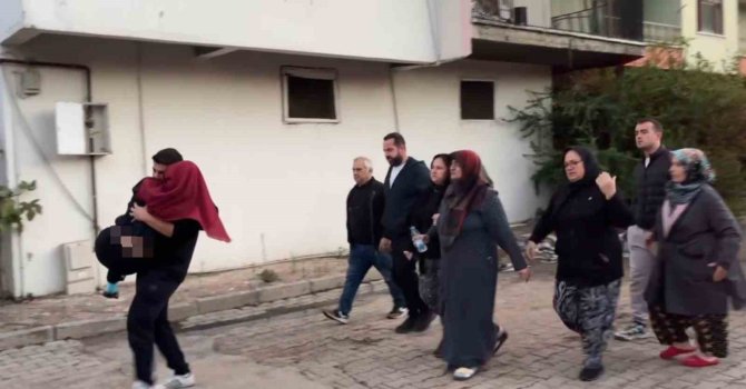 Alev alev yanan ev küle döndü, fenalık geçiren kardeşini kucağında taşıdı