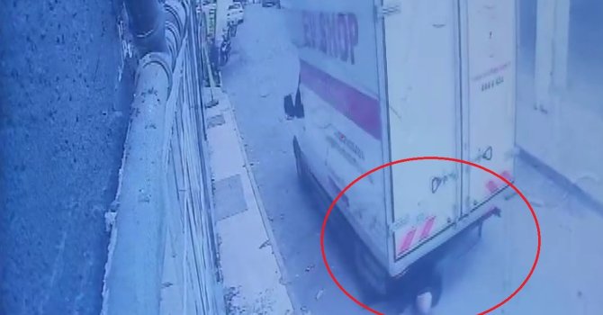 Kamyonetin yaşlı adamı ezdiği feci kaza kamerada
