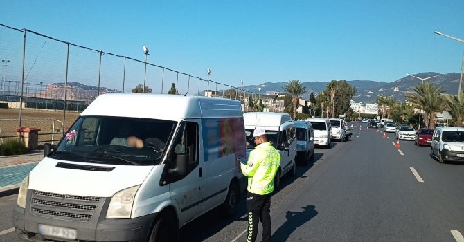 Antalya’da trafik denetimlerinde 41 bin sürücü denetlendi 17 bin ceza kesildi