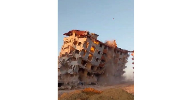 Hatay’da 8 katlı binanın yerle bir olduğu anlar kamerada