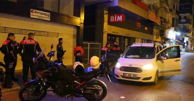 Polisi görünce yol ortasında bırakıp kaçtıkları araçtan uyuşturucu çıktı