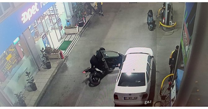 Otomobilin açılan kapısına çarpan motosiklet sürücü hastanelik oldu