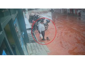 Çamurlu ayakkabısını çıkartıp, market alışverişini öyle yaptı o anlar kamerada