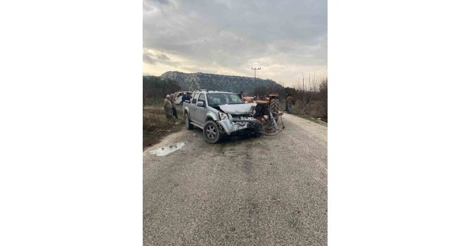 Mersin’de kamyonet traktöre arkadan çarptı: 4 yaralı