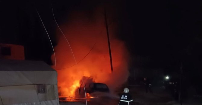 Kumlu’da park halindeki araç alevlere teslim oldu