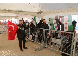 Suriyelilerin ülkelerine dönüşünü fırsata çevirip, kilometrelerce uzaktan bayrak satmaya geldiler