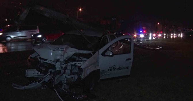 Çarptığı aydınlatma direği aracın üzerine devrildi: 2 yaralı