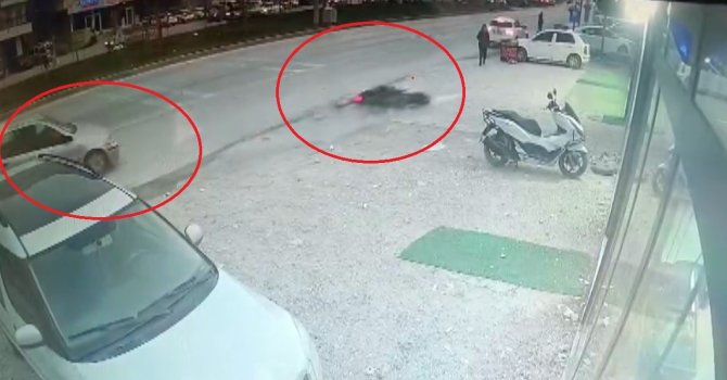 Otomobille çarpışan motosikletli metrelerce sürüklendi: O anlar kamerada