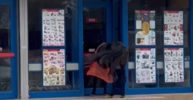 BİM’in kapısına at bağladılar