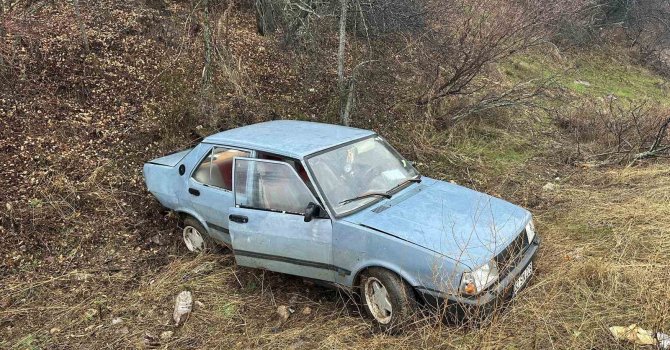 Isparta’da şarampole yuvarlanan Tofaş otomobildeki 2 kişi yaralandı
