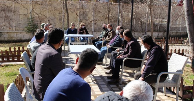 Elmalı’da çiftçilere budama eğitimi