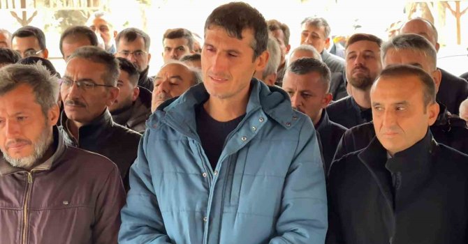 Yürek burkan görüntü: Zehirlenerek ölen anne ve 3 evladı yan yana defnedildi