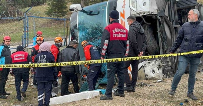 Isparta’da yolcu otobüsü devrildi: 1 ölü, çok sayıda yaralı