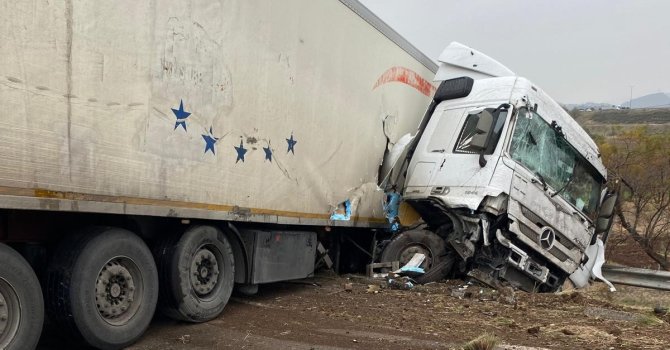 Otoyolda kontrolden çıkan tır kaza yaptı: 1 kişi yaralandı