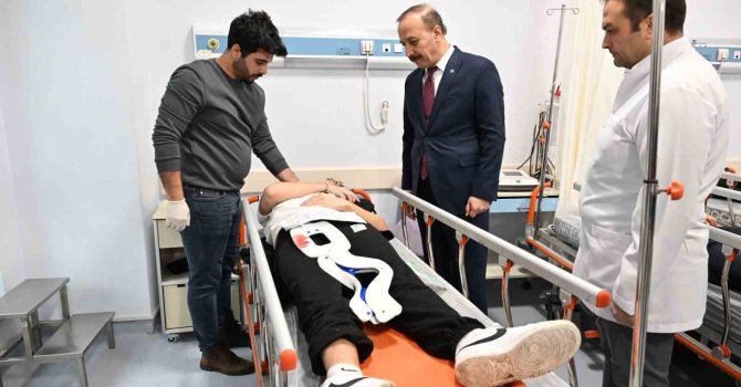 Vali Erin, otobüs kazasında yaralanan vatandaşları hastanede ziyaret etti
