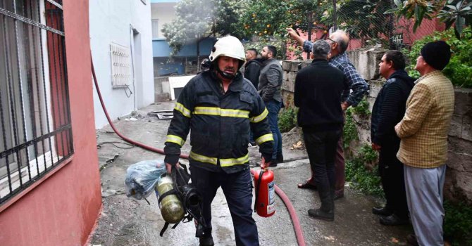 Hatay’da alevlere teslim olan ev kullanılmaz hale geldi