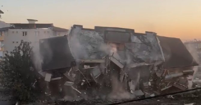 Hatay’da 5 katlı binanın kontrollü yıkımı kameraya yansıdı