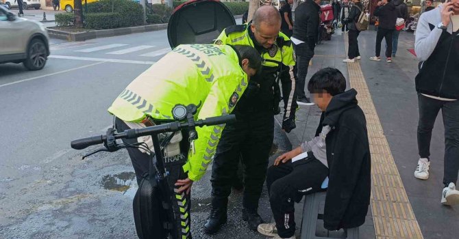 Midibüse arkadan çarpan elektrikli scooter sürücüsü çocuk yaralandı