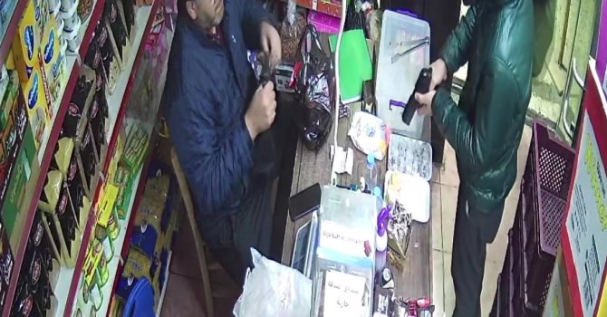 Kuyumcu silahlı soyguncuları kovaladı