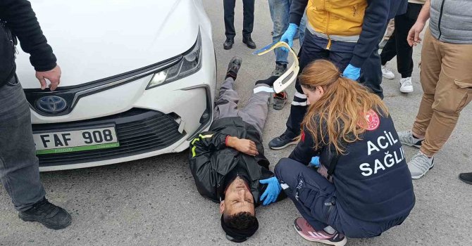 İki araçla birden çarpışan motosiklet sürücüsü ölümden döndü