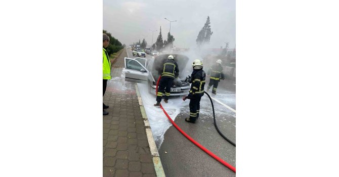 Kahramanmaraş’ta otomobil yangınını itfaiye söndürdü