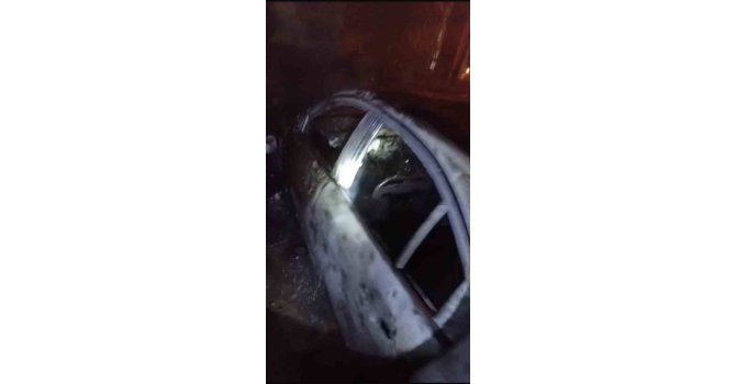 Tarsus’ta park halindeki otomobil yandı