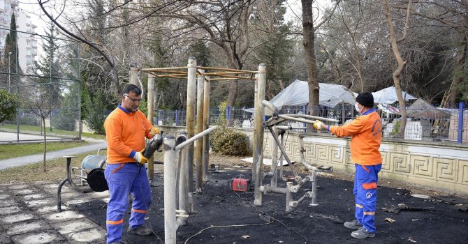 Parkta yangının izleri siliniyor