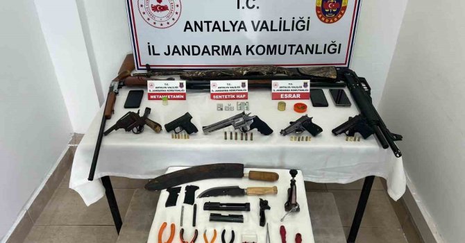 Antalya’da jandarmadan ruhsatsız tabanca ve uyuşturucu operasyonu