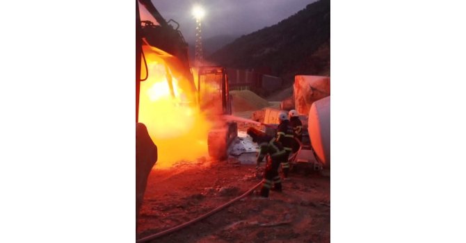 Hatay’da iş makinesi alevlere teslim oldu