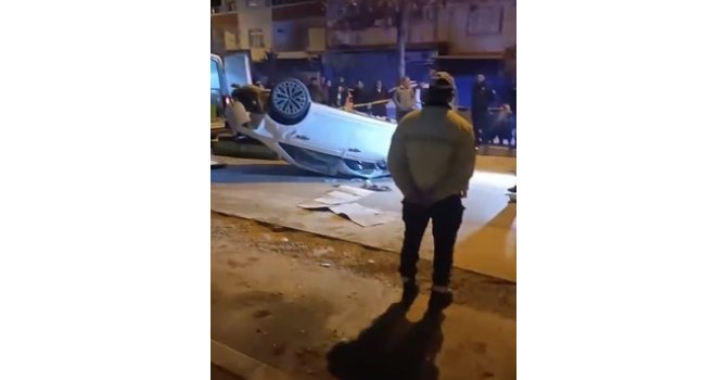 Otomobil park halindeki araç ile trafoya çarpıp devrildi: 1 ölü, 3 yaralı