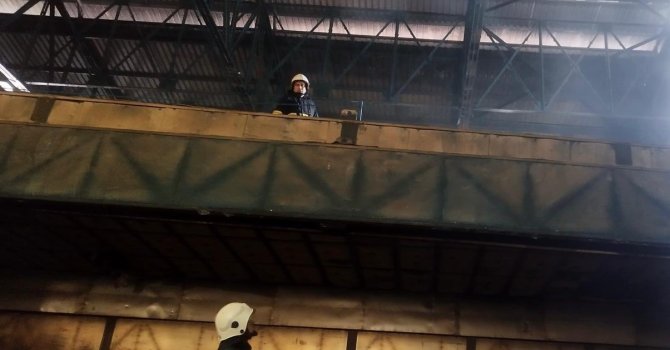 Boru fabrikasından alevler yükseldi