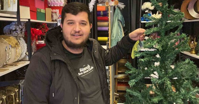 Bu da oldu: Dükkanın önündeki çam ağacı çalındı