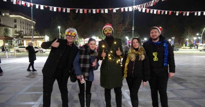Burdur’da yılbaşı Cumhuriyet Meydanı’nda coşku ile kutlandı