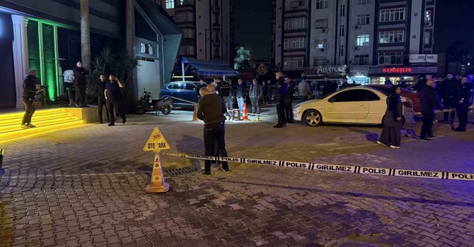 Husumetlilerin kavgasında eğlence mekanından çıkan kadın vuruldu