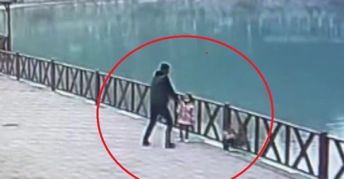 Fotoğraf için poz verirken göle düşen çocuğu babasının kurtardığı anlar kamerada