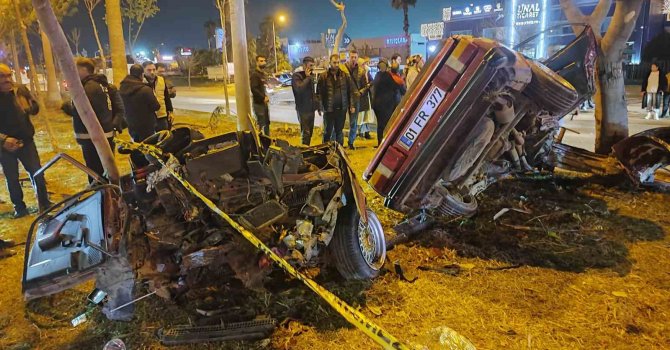 Adana’da ağaçlara çarpan otomobil ikiye ayrıldı: 1 ölü, 2 yaralı