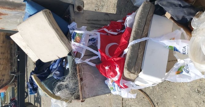 TÜRK BAYRAKLARINI ÇÖPE ATTILAR