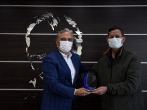 Emekliye ayrılan personele plaket töreni