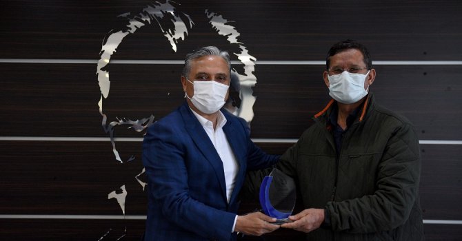 Emekliye ayrılan personele plaket töreni