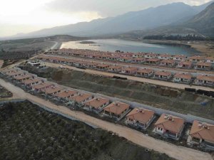 Hassa’da göl ve Amanos Dağları manzaralı 206 köy evinde yaşam Mart ayında başlayacak