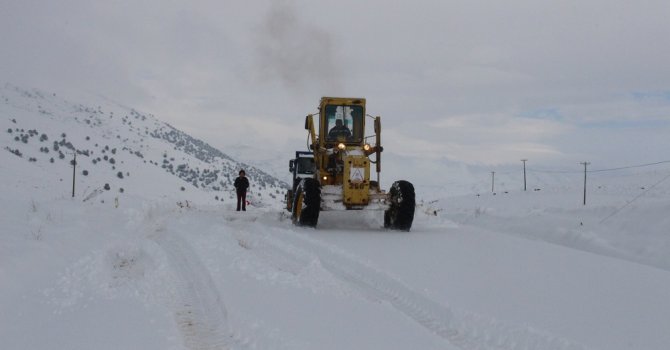 Karla kaplanan yollar açılıyor