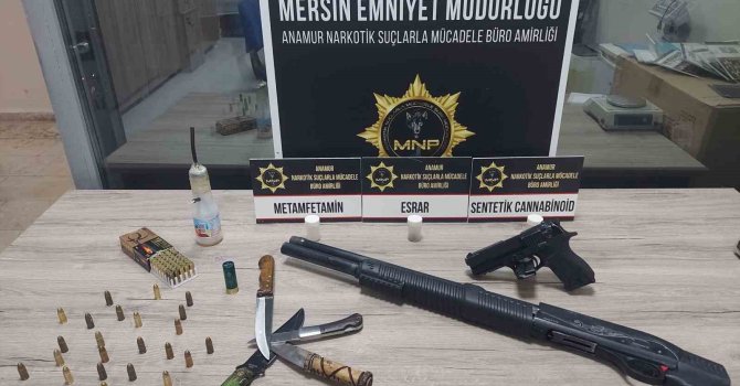 Yakalanan 2 şüpheliden silahlar ve uyuşturucu çıktı
