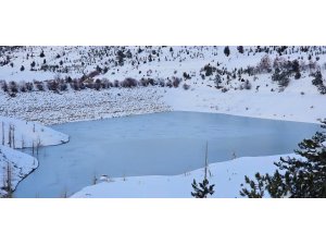 Akdeniz’in Sibirya’sı Göksun’da değirmendere göleti dondu