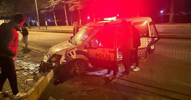 İhbara giderken kaza yapan polis memuru, vatandaşların müdahalesiyle kurtarıldı