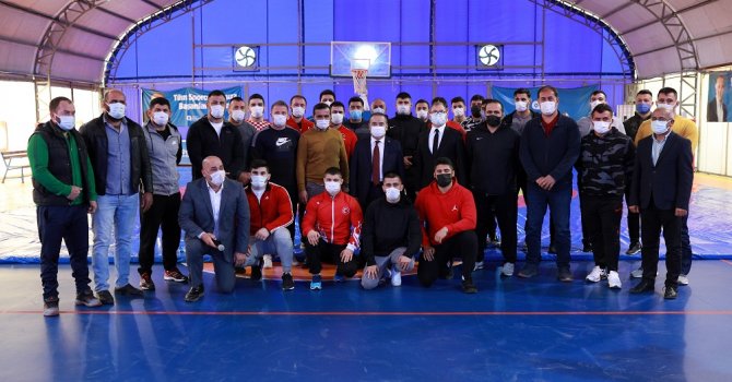 Başkan Böcek’ten güreşçilere ziyaret