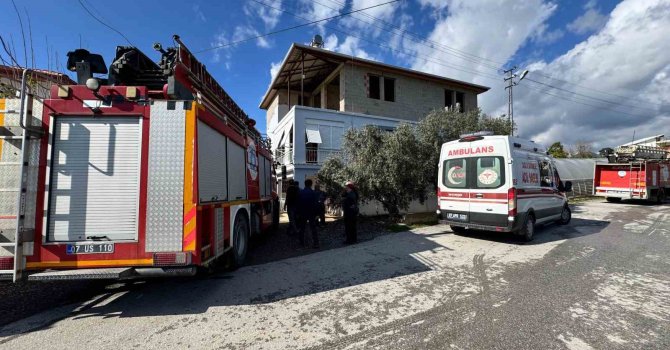 Antalya’da müstakil ev yangınında 2 kişi dumandan etkilendi